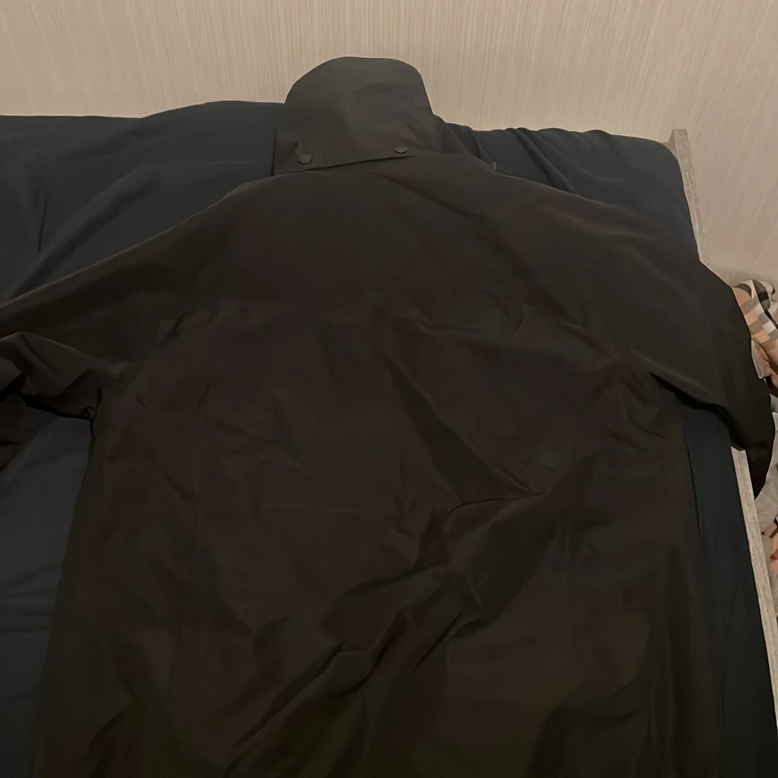 Svart regnjacka från Tenson med huva - 1