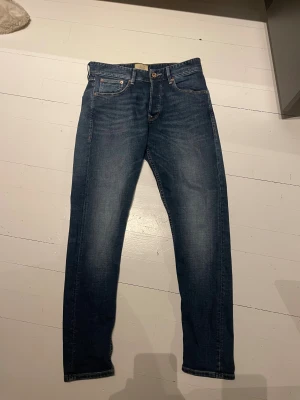 Mörkblå slim fit/regular jeans - Snygga jeans i storlek 30/32 från Jack & Jones.