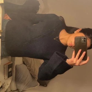 Stickad kofta  - Säljer super söt stickad kofta med knappar på sidan💗 Helt ny med prislapp, passar Xs-S! Postar samma dag köp genomförs!🩷