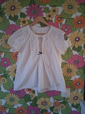 Odd molly blus - Säljer en vit odd molly blus i storlek 32/xxs. Det är i väldigt bra skick förutom att den har svaga fläckar under armarna men dem syns inte på bild dem syns inte heller när man har på sig den. Köparen står för frakten! Hund finns I hemmet🐕