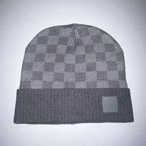  rutig grå mössa - En helt ny mössa med tagg rutig grå mössa