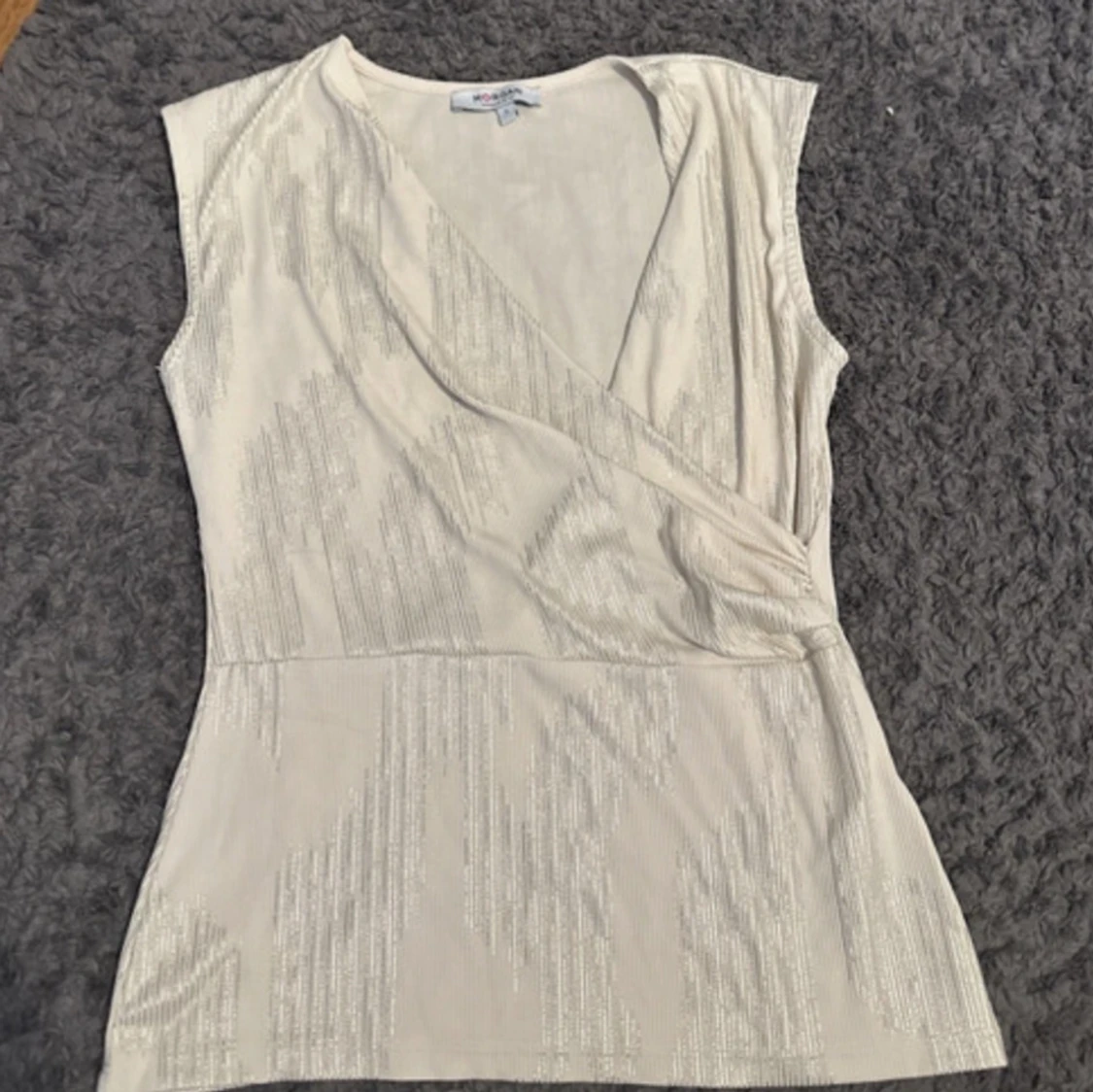 Glittrig omlottopp från Morgan