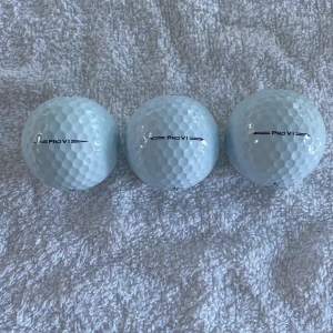 Titleist Pro V1 Golfbollar - Säljer 3 st Titleist Pro V1 golfbollar i mycket fint skick. Bollarna är knappt använda och har inga synliga repor eller slitage. Perfekt för dig som vill ha tourkvalitet och maximal kontroll på banan. Nummer 1, 3 och 4. Passa på att förbättra ditt spel!