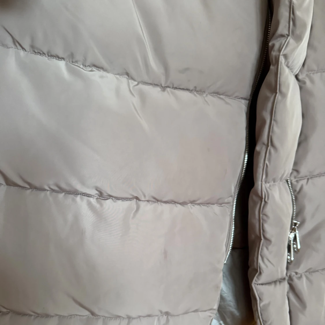 Beige lång pufferjacka med krage - 4