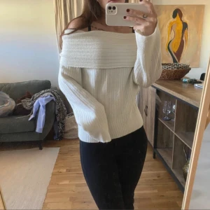Vit offshoulder stickad tröja - Vit offshoulder stickad tröja