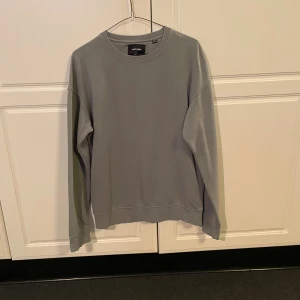 Grön Jack & Jones sweatshirt - Säljer denna stilrena gröna sweatshirt från Jack & Jones i storlek XS. Nypris ligger på ca 500kr och den är i rätt bra skick. Hör av er vid eventuella funderingar!