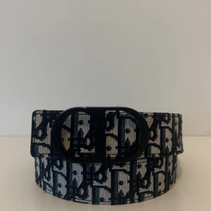 Cd bälte i svart och vit  i skinn - Helt ny svart och vit bälte