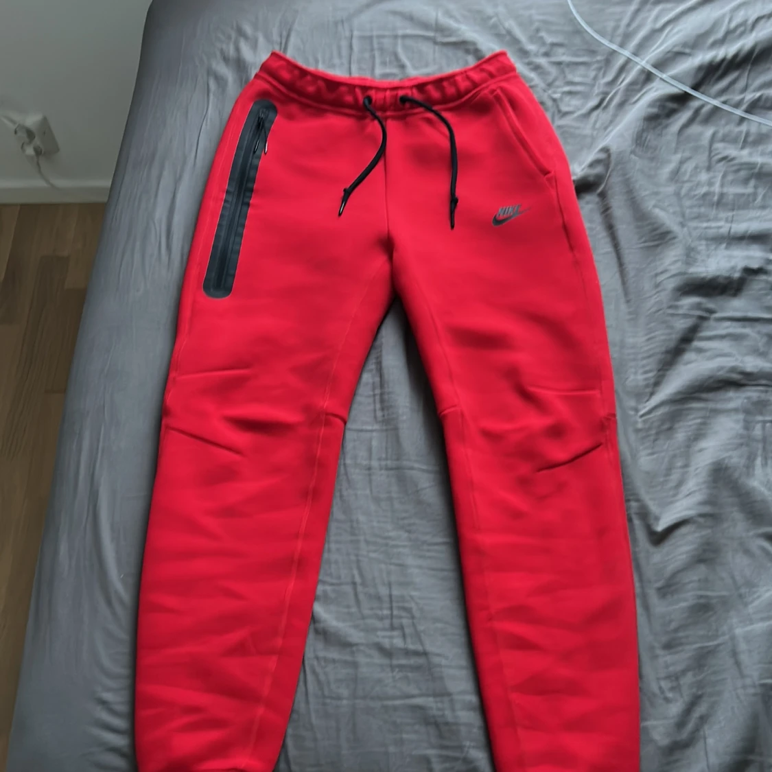 Röd Nike tech fleece byxor