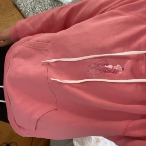 Rosa hoodie från Polo Ralph Lauren - Säljer en snygg rosa hoodie från Polo Ralph Lauren i storlek S. Tröjan har huva med vita snören, klassisk känguruficka och det ikoniska broderade polospelaren på bröstet. Mjuk och skön bomull som passar perfekt när du vill vara chill. Jag säljer den för att den är för liten.