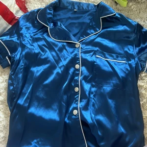 Silkes pyjamas💕 - Snyggt pyjamasett i blå!! Säljer då de inte kommer till användning , fick i present för ca 3 månader sedan!