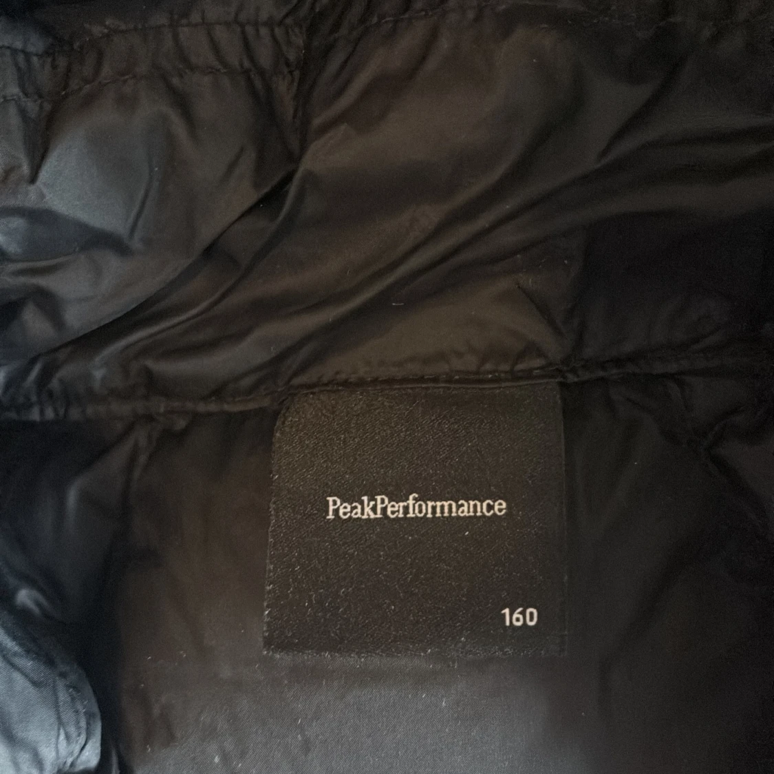 Svart dunjacka Peak Performance 160 - 1