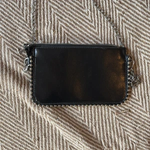 Väska med runda nitar  - Enkel väska som går att göra kortare och längre. Om man vill ut och bara ha med sig mobil, nycklar, läppglans eller vad det må vara. 