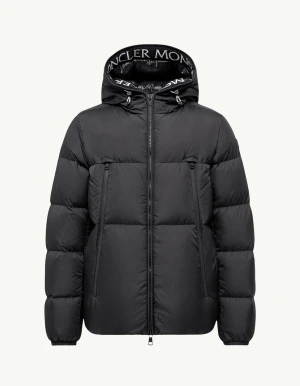 Svart Moncler pufferjacka med huva - Svart pufferjacka från Moncler med stor huva och tydlig logotyp på ärmen. Jackan har dragkedja framtill, två sidofickor med dragkedja och Moncler-tryck på insidan av huvan. Perfekt för kalla dagar och har en riktigt clean look.