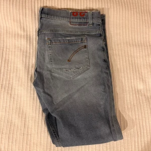 Dondup jeans - Ljusblå Dondup jeans med slitningar. De är i mycket bra skick och i storlek 33. Hör av er vid funderingar!💬