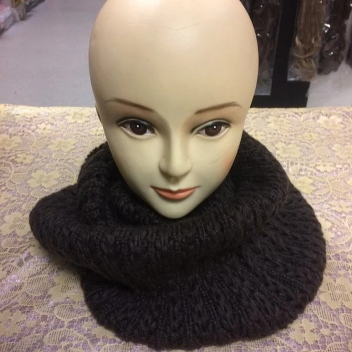 Fyra stickade halsdukar i olika färger