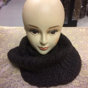 Fyra stickade halsdukar i olika färger - Säljer fyra chunky stickade tubhalsdukar i olika färger: mörkbrun, knallrosa, svart och mörkblå. Perfekta för att hålla värmen och ge en cool vibe till din outfit. Mjuka och sköna att bära, passar dig som gillar enkel men snygg stil. Helt ny , 99kr/st 