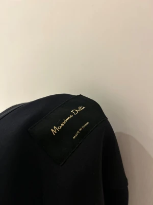 Massimo Dutti cardigan - Massimo Dutti Cardigan – Blå, Storlek L ✨  Uppgradera din garderob med denna stilrena Massimo Dutti-cardigan i vacker blå nyans. Perfekt för både vardag och mer uppklädda tillfällen! 	•	Storlek: L 	•	Färg: Blå 	•	Skick: Gott skick – väl omhändertagen och fräsch 	•	Material: Högkvalitativt, mjukt och bekvämt material som håller värmen utan att kännas tungt  En tidlös klassiker som aldrig går ur stil. Matcha med jeans för en avslappnad look eller över en skjorta för ett mer sofistikerat uttryck.  