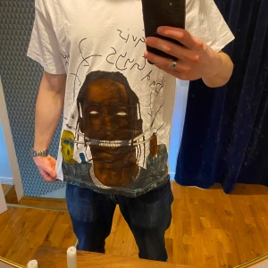 Vit Travis Scoot T-shirt - Travis merch, trycket är lite skadat av tvätten (sista bilden). Nypris 600kr 