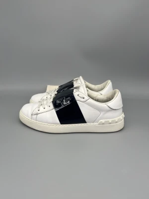 Valentino Open Sneaker Patent Navy - • The shoes have been gently used and are in really good condition  • Size: 39 (fits 39.5–40)  • Color: Patent Navy  • Retail price: 7280 SEK / 590€  • Dustbag included