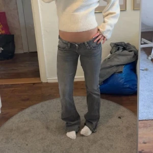 Grå bootcut jeans som är nersydda  - Snygga grå jeans med bootcut passform och låg midja💓 även nersydda. Inte mina bilder för att byxorna inte passa💗 är 160cm.