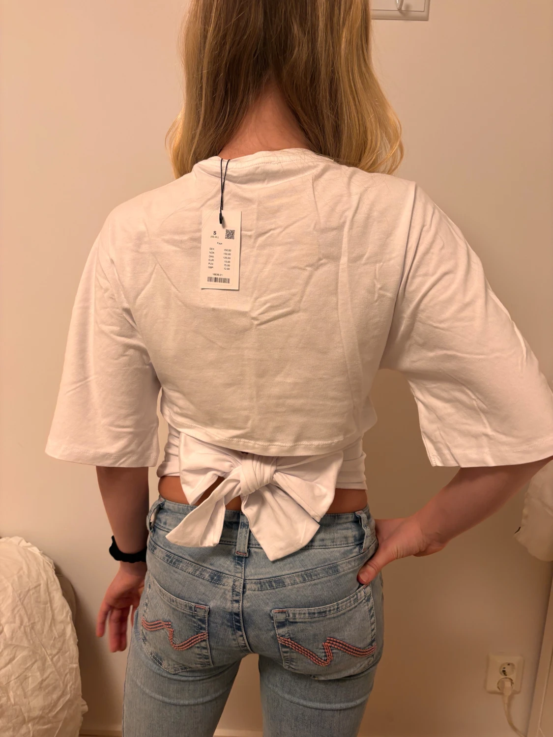 Vit croppad topp med rosett  - 3