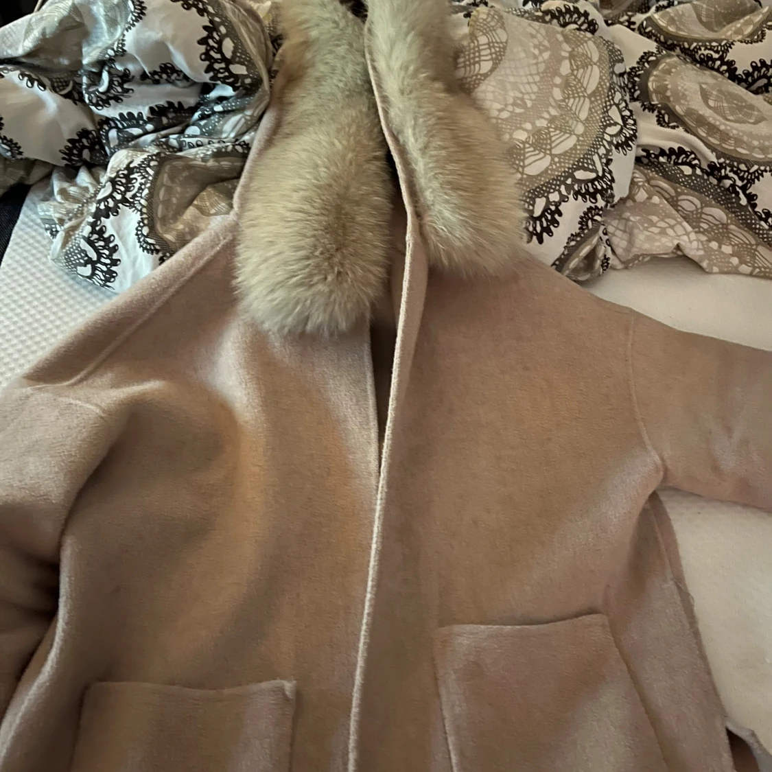 Beige kappa med pälsdetaljer - 1