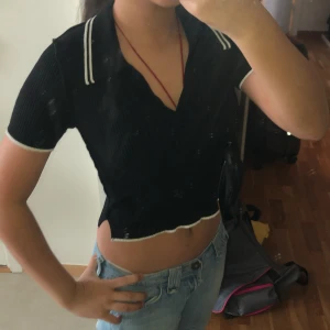 Svart vit topp - Säljer ett svart vit topp, jag tror att den är från h&m.