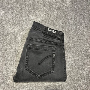 Svarta/grå skinny jeans från George - Svarta/grå jeans från George med skinny fit men sitter som slim. och klassisk femficksdesign. Jeansen har svarta sömmar, normalhög midja och är tillverkade i stretchig bomullsblandning för en tajt och bekväm passform. Perfekta för dig som gillar en stilren och enkel look.