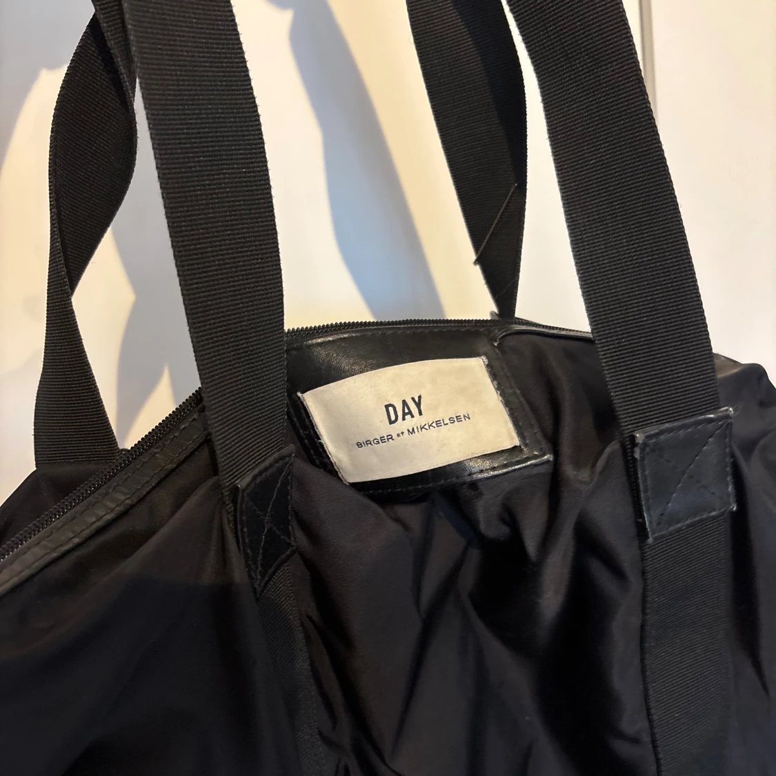 Svart shoppingväska från DAY - 1