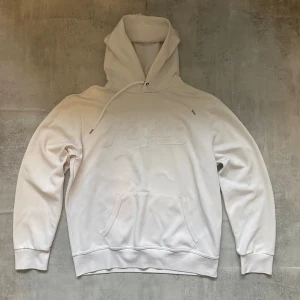 Vit Polo Ralph Lauren hoodie  - Jag Säljer en fet hoodie från Polo Ralph Lauren | skicket på tröjan är bra 8/10 | storlek L | ny pris 2000: mitt pris är 499 | skriv vid frågor och funderingar  