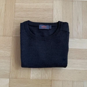 Helt Ny - Morris Tröja i Merinoull - Säljer denna super fina Morris tröja i färgen brun och storlek M. Tröjan är direkt från butiken och har varken använts eller tvättats så skicket och storleken är som från fabriken! Köpt för 1599 och säljs för endast 599. Vid frågor eller funderingar är det bara att höra av sig 😊