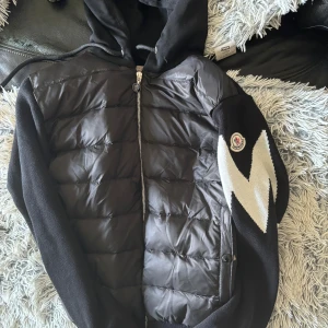 Moncler cardigan - Moncler cardigan aldrig använd skriv privat för mer info