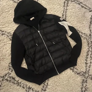 Cardigan  - Obs! Köp den idag så får du den för 1399 ist för 1999. Hej  säljer den nya versionen av moncler cardigan, säljs då jag har tröttnat lite på den och vill ha något nytt. Storlek Xl men passar också L Köptes från plick för 3799 Nfc Scan finns  Priset är inte hugget i sten  Obs! Vid frågor och funderingar så är det bara att höra av sig