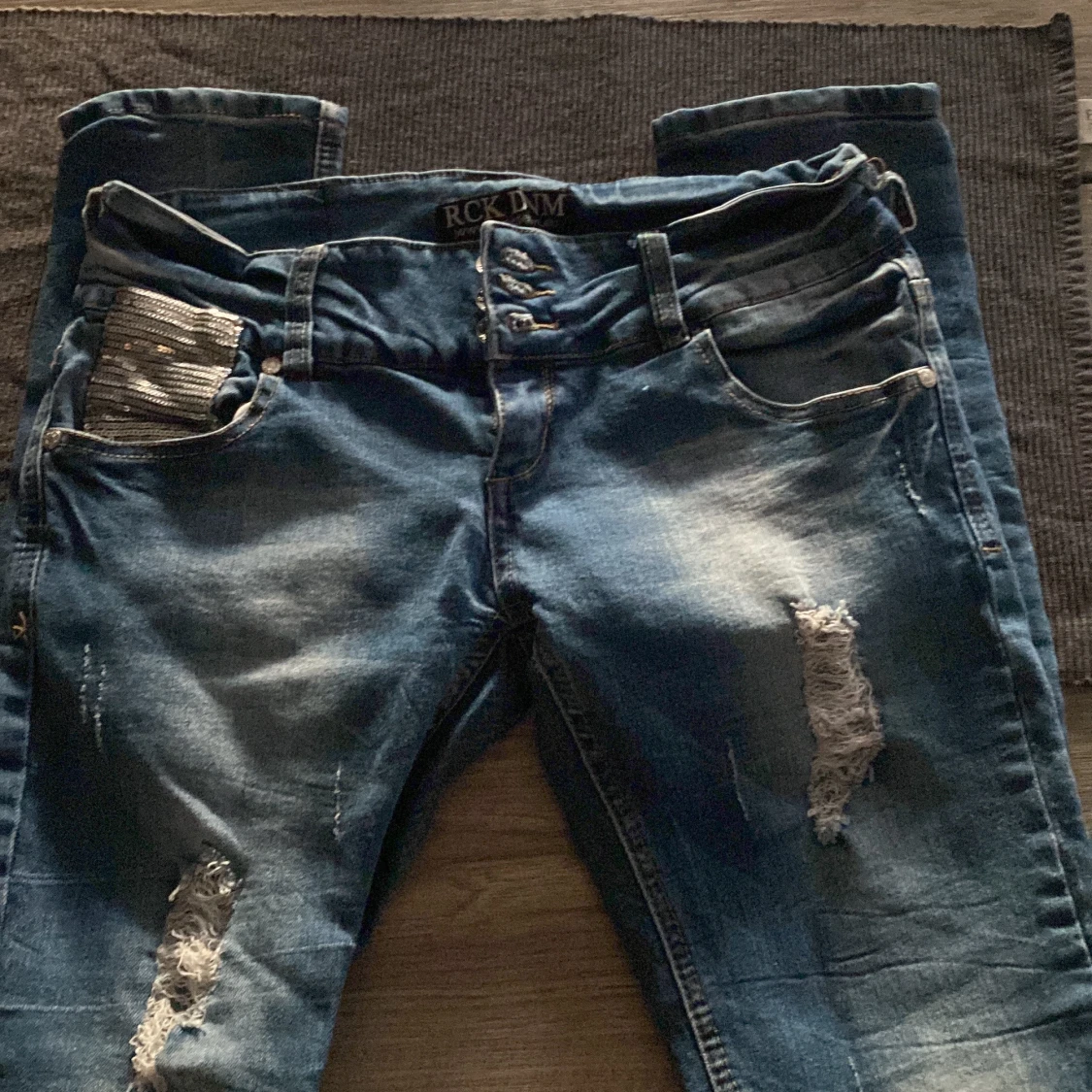 Blå slitna jeans från ROCK DENIM