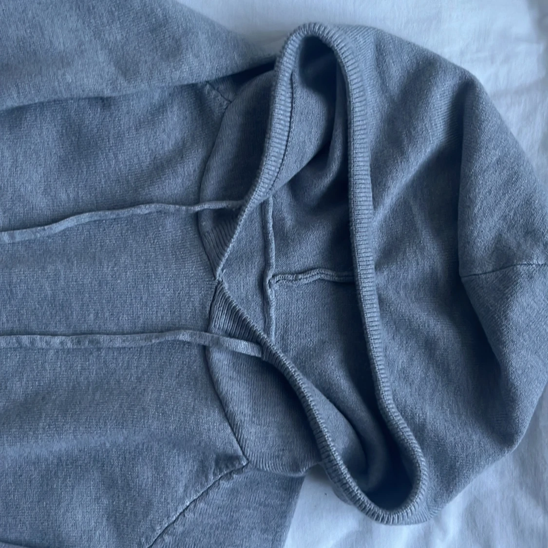 Merino ull Grå hoodie med snörning och huva - 1