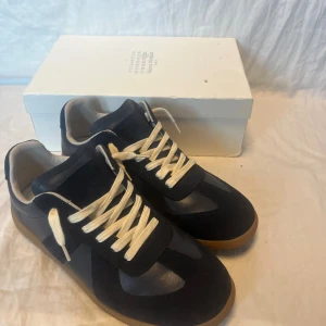 Maison margiela gats 43 - Ett par fina maison margielas. De är i storlek 43 och passar bra, skick är 8/10 lite små skador men mest creased. Haft de ett år annars är de bra och kommer med lådan, dustbag och kvitto (ÄKTHETSBEVIS). Skriv om du har någon fundering✅👌 