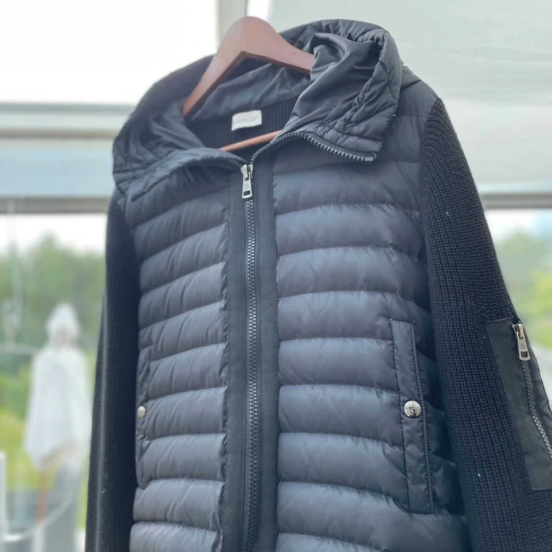 Svart pufferjacka moncler