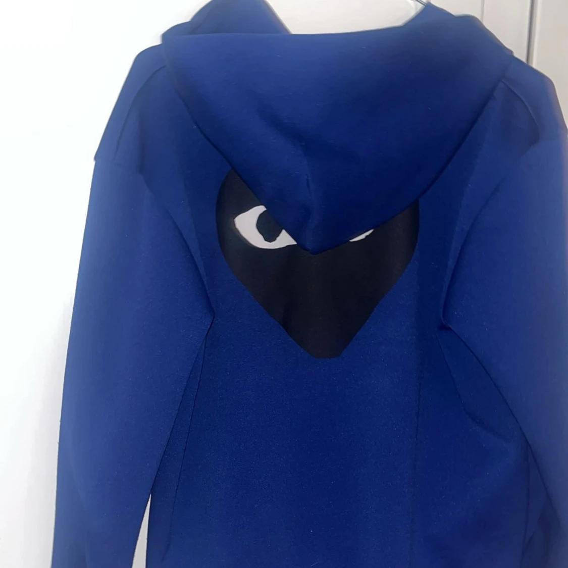 Blå hoodie från Comme des Garçons Play  - 2