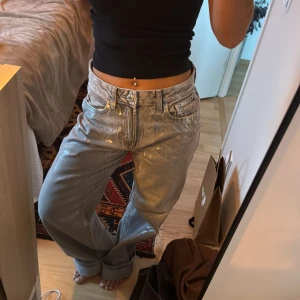 Silvriga jeans - Sååå jävla coola men tyvärr för stora för mig.. passar perfekt till nyår eller bara andra fester!! 💖🕺🏽🕺🏽😍