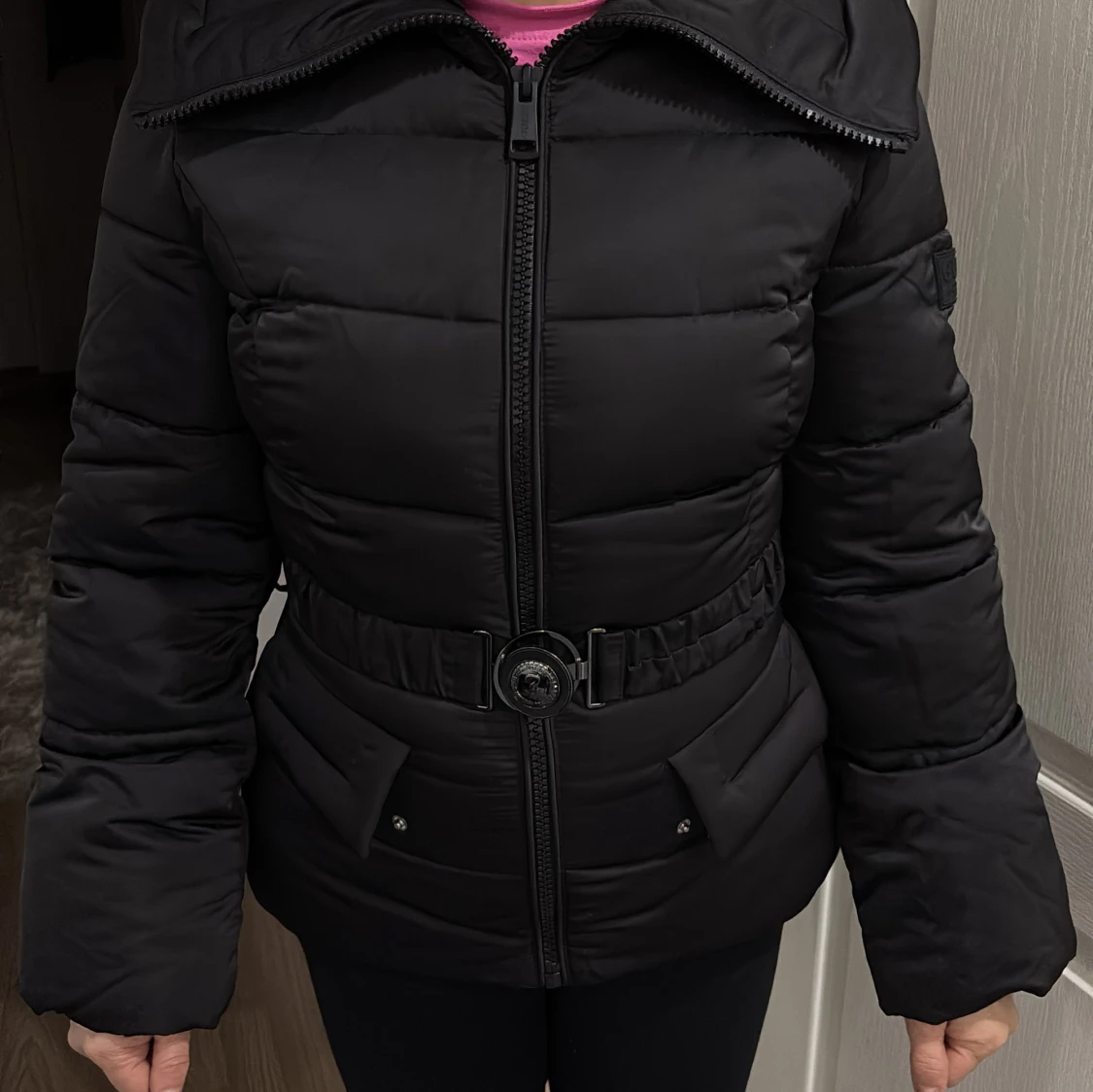 Svart pufferjacka från Guess med bälte