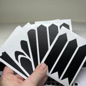 Svarta mallar i olika former för French  - Flera ark med svarta mallar i olika former och storlekar. Perfekta för att skapa skarpa och jämna linjer när du applicerar french på dina naglar. Tillverkade i plastmaterial och enkla att använda för både klassisk och kreativ ögonmakeup.