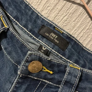 True Religion Joey Low Rise Flare Jeans - Snygga blå jeans från True Religion, modell Joey Low Rise Flare. Endaste testade, strl 26