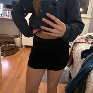 Svart kortkjol från NA-KD i S - Svart tight kortkjol från NA-KD i storlek S. Kjolen har en enkel design med lätt rynk framtill och är gjord i ett mjukt, stretchigt material🥰