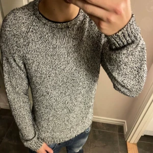 Stickad tröja - Säljer denna stickade tröja från Massimo Dutti i storlek M. Hör av er vid mer frågor eller bilder pris kan diskuteras