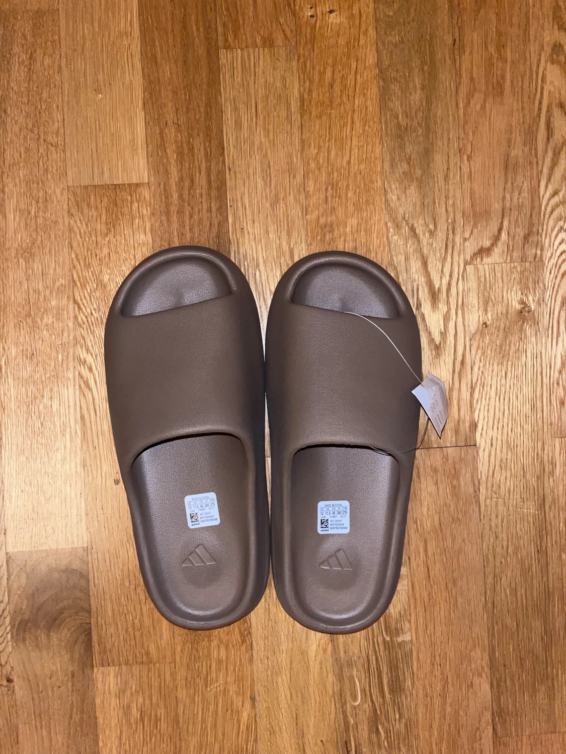 Adidas bruna slides med räfflad sula - 2