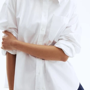 Vit klassisk skjorta med knappar - Basic oversized skjorta använd 1 gång. 