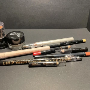 Sminkset med pennor och bronzer - Ett sminkset med flera pennor för ögonbryn, läppar och contour, highlighterpenna, ögonpenna i svart och gult, röd läppenna, bronzer stick i varm ton, samt två oljabsorberande face roller från Cien Beauty. Går att sälja separat också