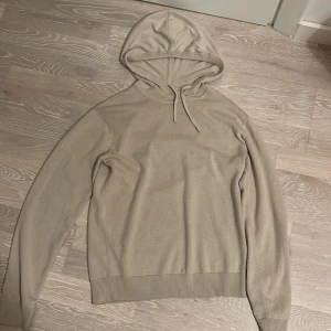 Merinoull Hoodie - Riktigt fet hoodie från märket Ryvls! Hoddie är i storlek 146-152 men är väldigt stor i storlek 