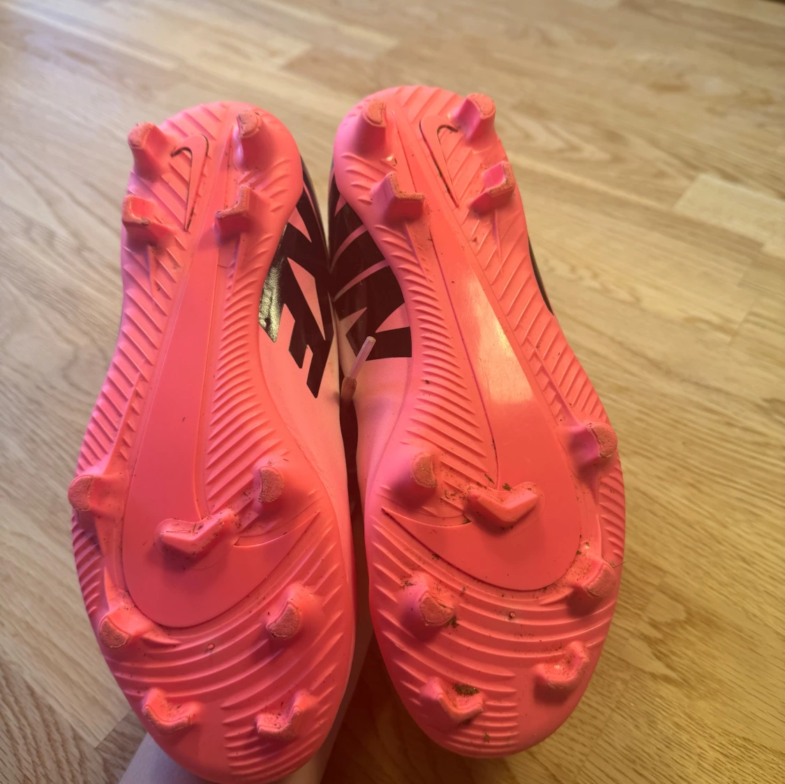 Rosa Nike fotbollsskor med snörning - 4