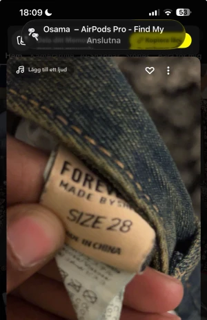 jeans blå raka storlek 28 - Säljer ett par klassiska blåjeans i storlek 28. Modellen har raka ben och fem fickor, med tydliga sömmar och bälteshällor. Jeansen är tillverkade i slitstarkt denim och har en enkel, tidlös look som funkar till många stilar.